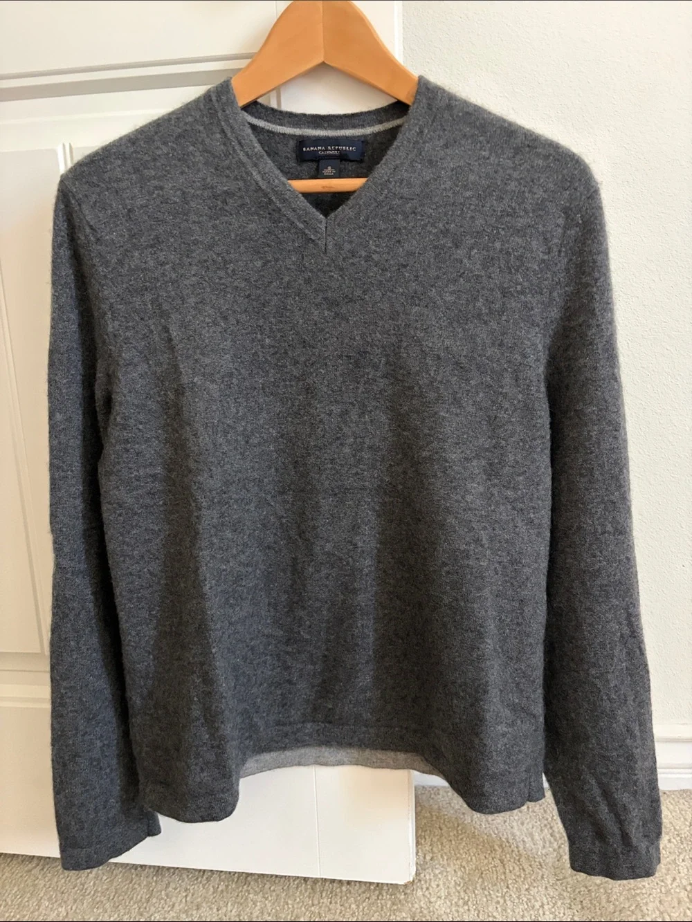 Banana Republic Men's Charcoal Gray V-Neck Sweater 100% cashmere Size Small